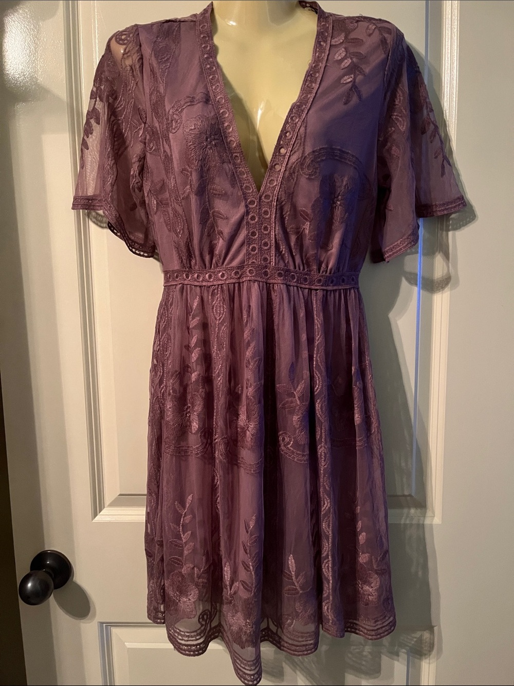 Haute Monde Mauve Feminine Lace V-Neck Mini Dress, Size Small